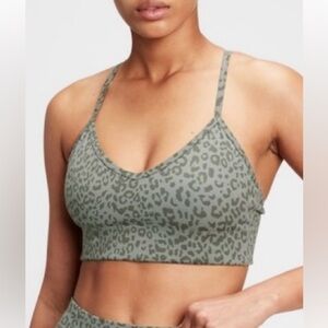 GapFit Blackout Jacquard Low Impact Sports Bra, Green leopard Size Medium